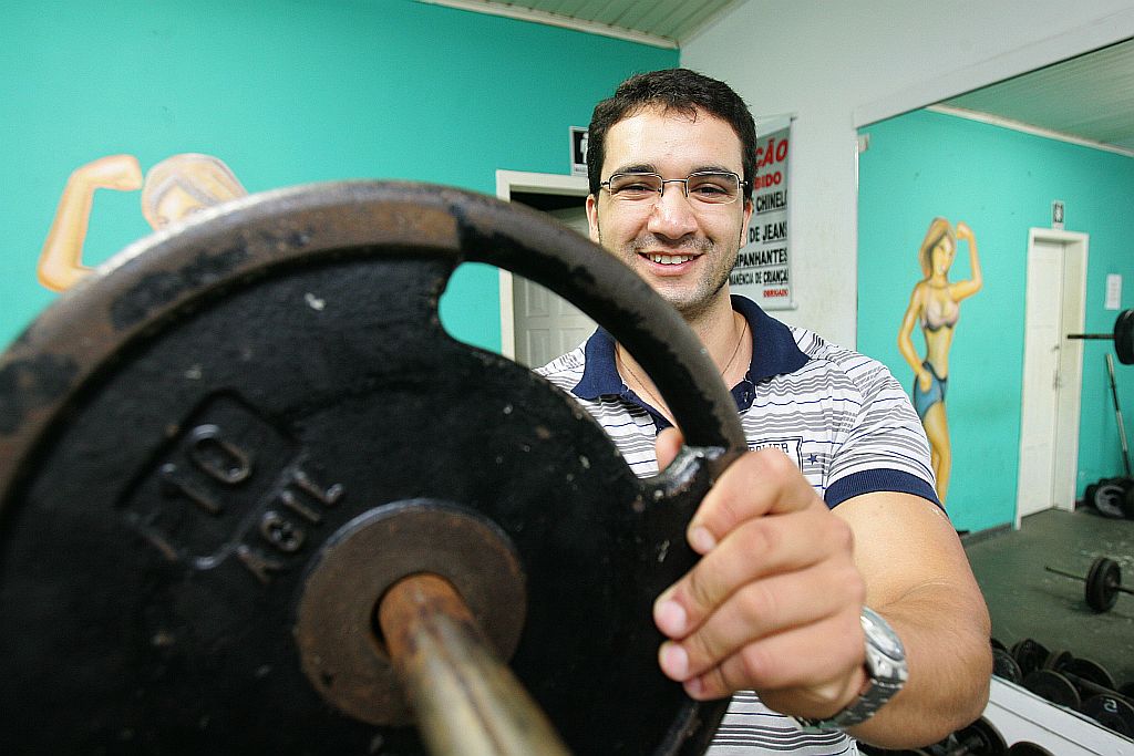 É um sacrifício, mas sei que vai valer a pena. Não fosse o Prouni, jamais conseguiria estudar. Incentivo todos a dar esse passo na vida. A universidade amplia os horizontes. Marcos Augusto Martins, estudante de Educação Física | Danuiel Castelano/Gazeta do Povo