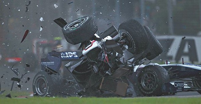 A Sauber de Kobayashi, descontrolada, é acertada por Buemi | 