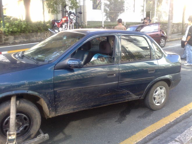 Motorista do Corsa teria causado o acidente depois de não respeitar a placa indicativa de preferencial | 