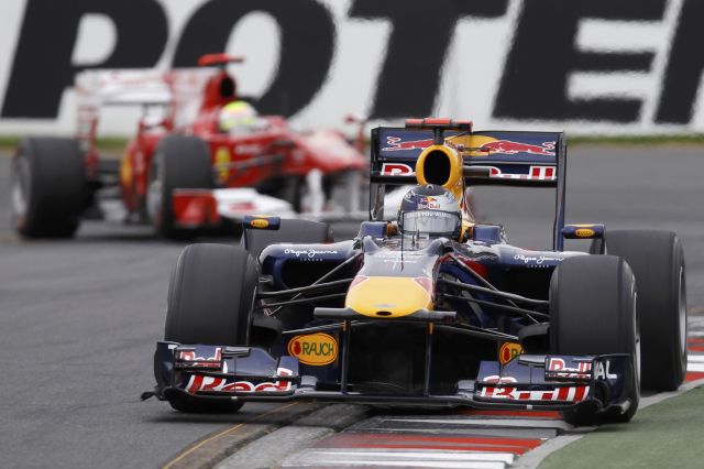 Sebastian Vettel, com Felipe Massa ao fundo: alemão quer conseguir a vitória que escapou no Bahrein. | Mick Tsikas/ Reuters