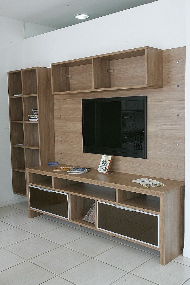 Com espaço para livros, o home theater com nicho de prateleiras da Delicata Móveis e Decorações custa, em média, R$ 3,5 mil |