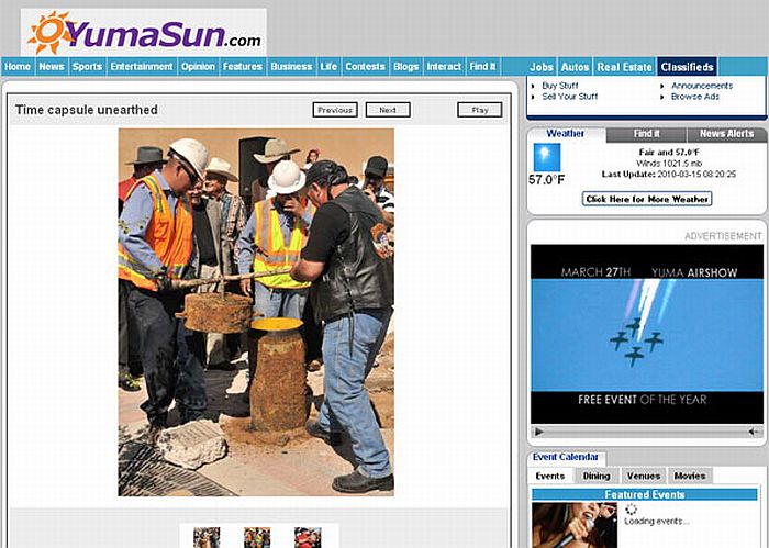 Cápsula é aberta por moradores de Somerton 25 anos depois de enterrada | Reprodução/Yumasun.com