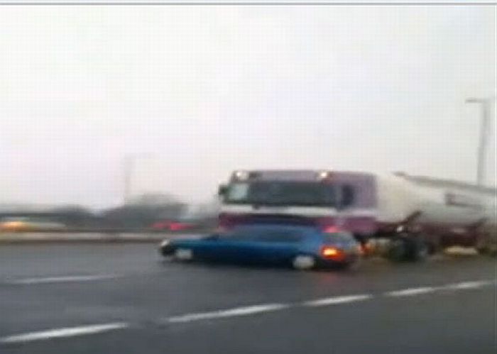 Caminhão arrasta carro de passeio em Wetherby, West Yorks, no Reino Unido | Reprodução/You Tube