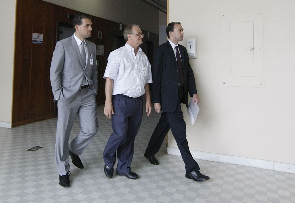 Abib Miguel (ao centro) chega para depor acompanhado de dois advogados. Diretor-geral afastado da Assembleia alegou que tem direito a só se pronunciar na Justiça | Albari Rosa/ Gazeta do Povo