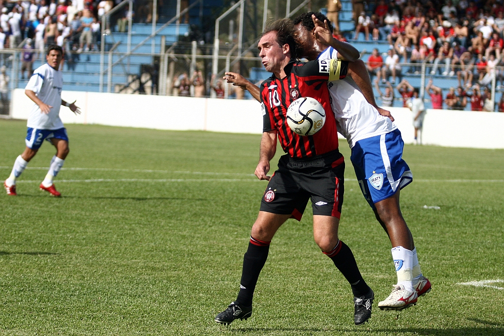 Ainda sem o ritmo de jogo ideal, Paulo Baier cansou no segundo tempo e foi substituído | Henry Milleo/Gazeta do Povo