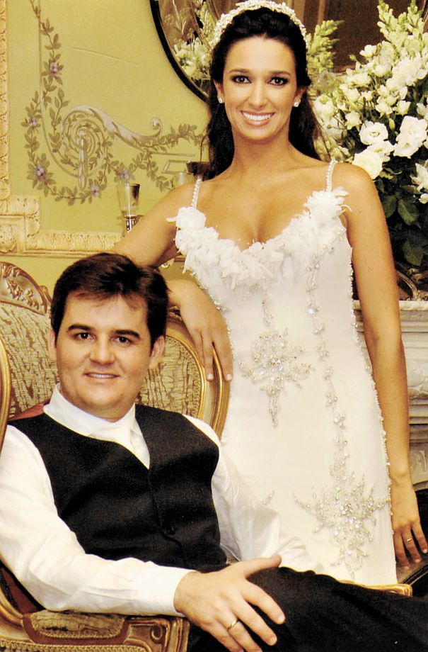 Depois de trocarem o sim, em cerimônia na Igreja de Santa Terezinha, os noivos Guilherme Ranssolin e Manuella Fadel Zanini receberam para festa esplendorosa no Castelo do Batel, com décor de Rossana Lazzarotto de Oliveira. A noiva vestia criação da estilista Carmem Fregonese | Divulgação