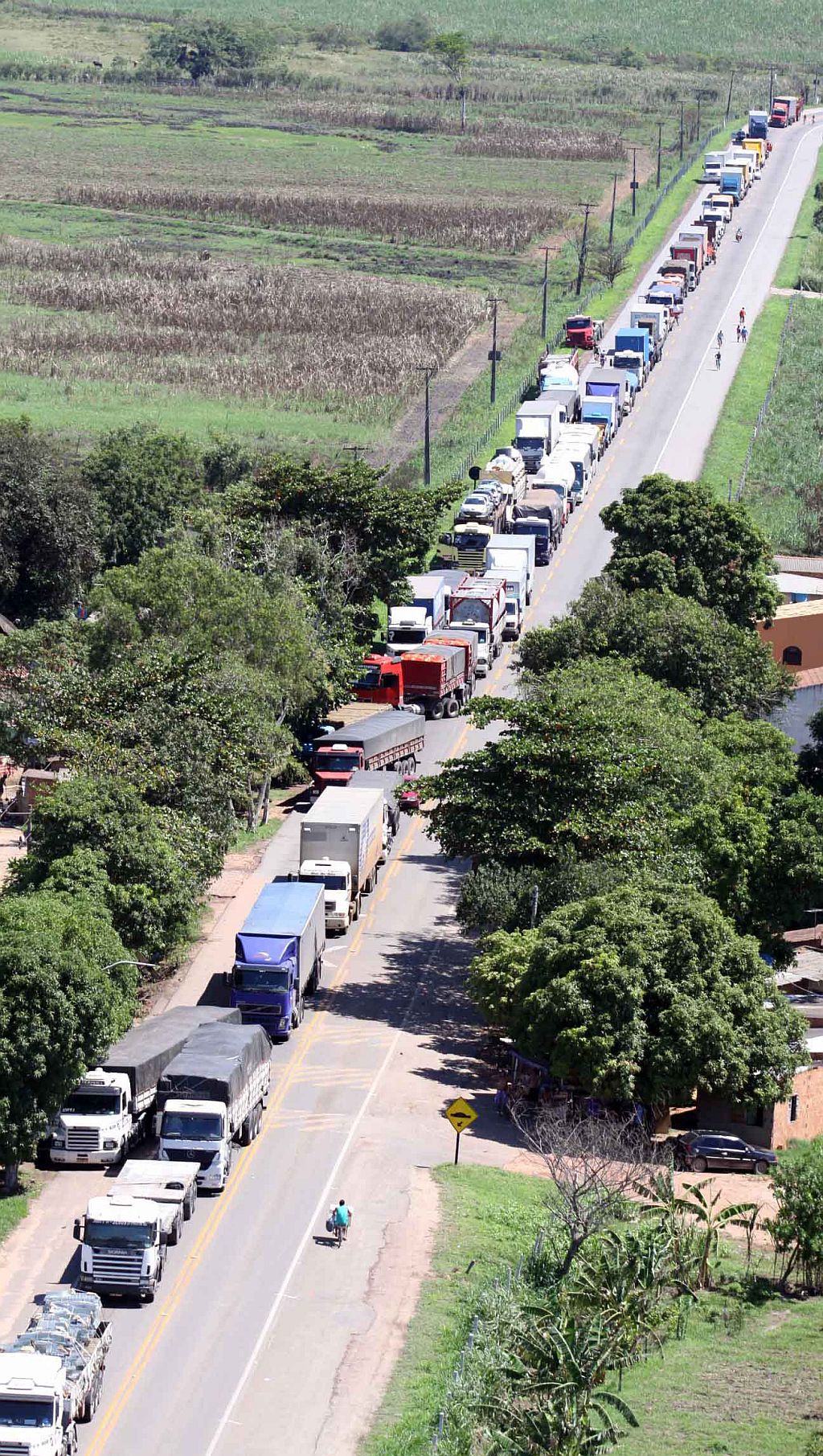 Bloqueio na BR-101 causou congestionamento de mais de 6 quilômetros entre RJ e ES | Leonardo Berenger/Folha da Manha/AE