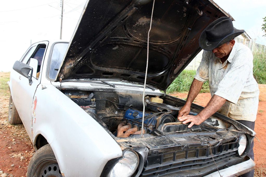 Adelino Cabral e seu Tubarãozinho, de 1976: comerciante diz que só usa o carro no bairro, porque não tem condições de pegar a rodovia | Henry Milleo/Gazeta do Povo