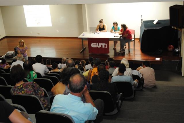 Durante assembleia na Biblioteca Municipal, os servidores decidiram aceitar a proposta, desde que as negociações de outros temas continuem | Divulgação Sismmar
