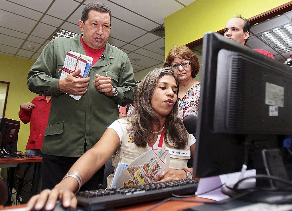 Opositores de Hugo Chávez utilizam as mídias sociais na internet para divulgar informações contra o governo venezuelano | Reuters