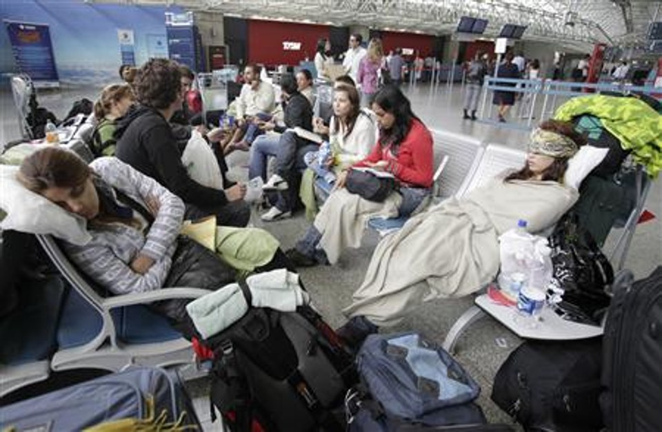 Turistas chilenos acampam no aeroporto Tom Jobim, no Rio de Janeiro | Reuters