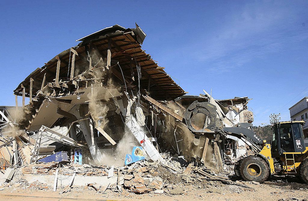 Destroços de prédio são removidos em Concepción | Reuters