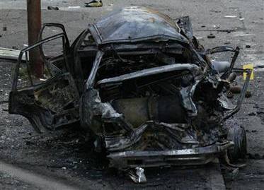 Polícia colombiana inspeciona local de ataque de um carro-bomba na cidade de Buenaventura | Reuters