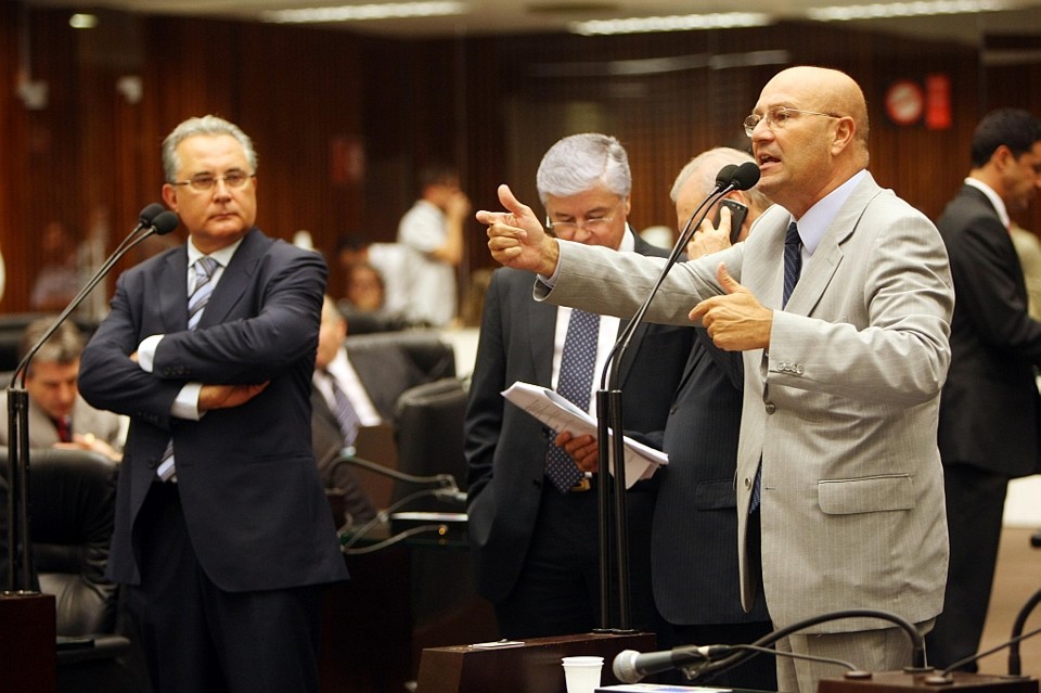 Deputado Luiz Cláudio Romanelli, líder do governo (ao microfone), liberou a bancada a votar contra veto do governador Roberto Requião | Albari Rosa/ Gazeta do Povo