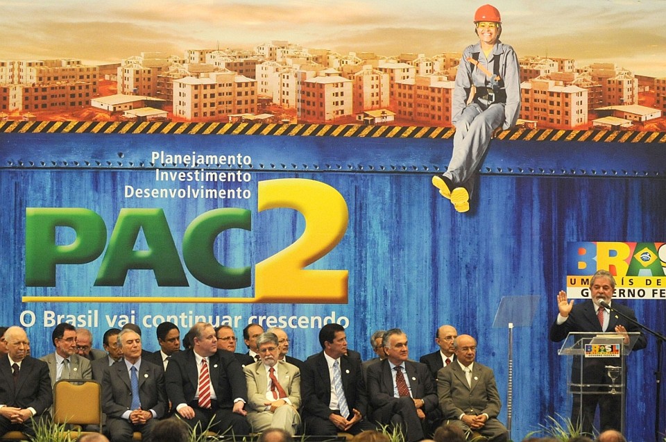 Nova versão de obras foca em áreas de apelo social Lula discursa no lançamento do programa, na presença de 30 ministros e 18 governadores : PAC 2 prevê obras de transportes, urbanização, ações sociais em áreas carentes, habitação popular e universalização dos serviços de água e energia | Antônio Cruz/ABr