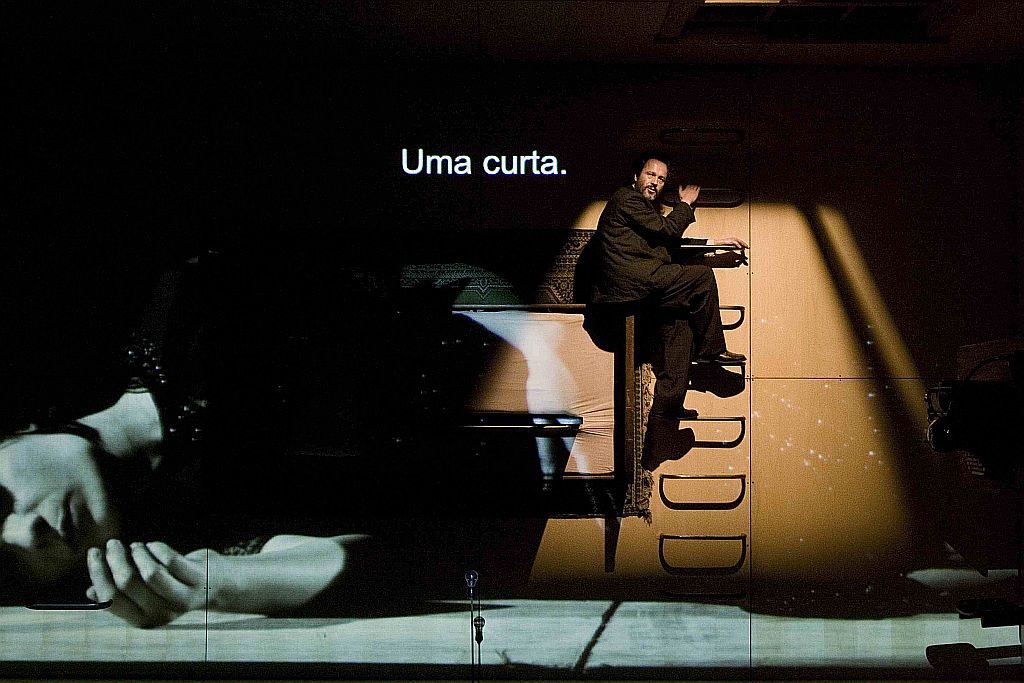 Leonardo Medeiros e Simone Spoladores habitam o cenário criado por Daniela Thomas | Carol Sachs/Divulgação