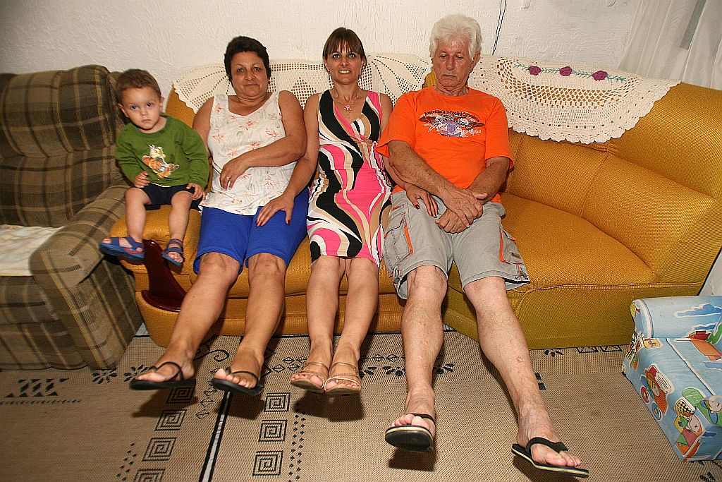 A família Kestering com as pernas de fora: fator hereditário fez com que Kátia, 36 anos, tivesse varizes desde os 23 | Hedeson Alves/Gazeta do Povo