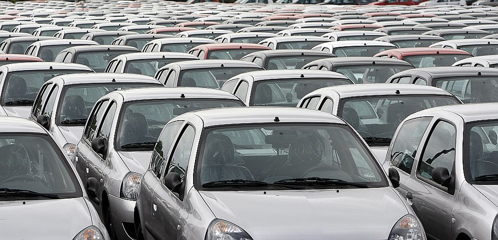 Pátio com carros da Renault: previsão para mês de março, último com desconto do IPI, é de vendas recordes | Valterci Santos/ Gazeta do Povo