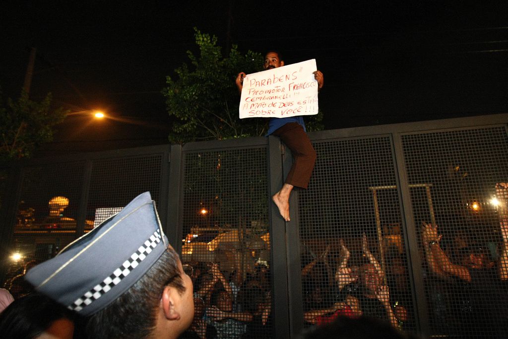 Manifestantes permaneceram em frente do Fórum de Santana até o último dia do júri: para defesa, mídia e população já haviam condenado previamente o casal | Evelson de Freitas/AE