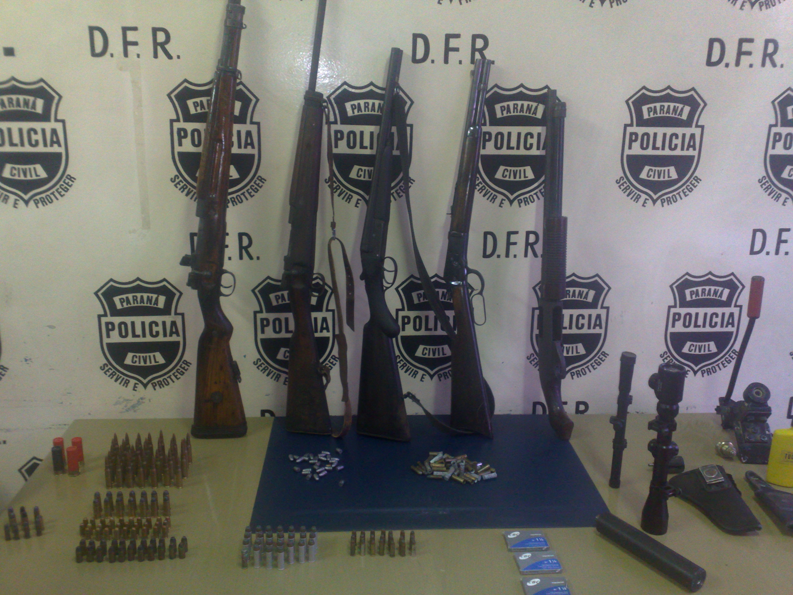 Armamento foi encontrado em uma residência em São José dos Pinhais | Adriano Ribeiro / Gazeta do Povo