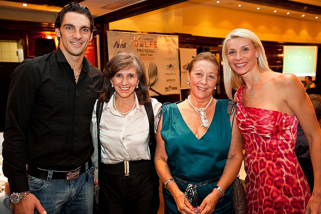 Sonia Sahão (de branco), representante do Hotel Plaza Athénée Paris no Brasil, veio prestigiar o jantar de encerramento do 5º Torneio de Golfe Pró-Renal, realizado sábado no Graciosa Country Club. Entre os prêmios leiloados no evento estavam diárias no badalado hotel. O casal Giba e Cristina Pirv também marcou presença na festa a convite da coordenadora de eventos da Fundação Pró-Renal, Eliette Macedo Nery | Naideron Jr.