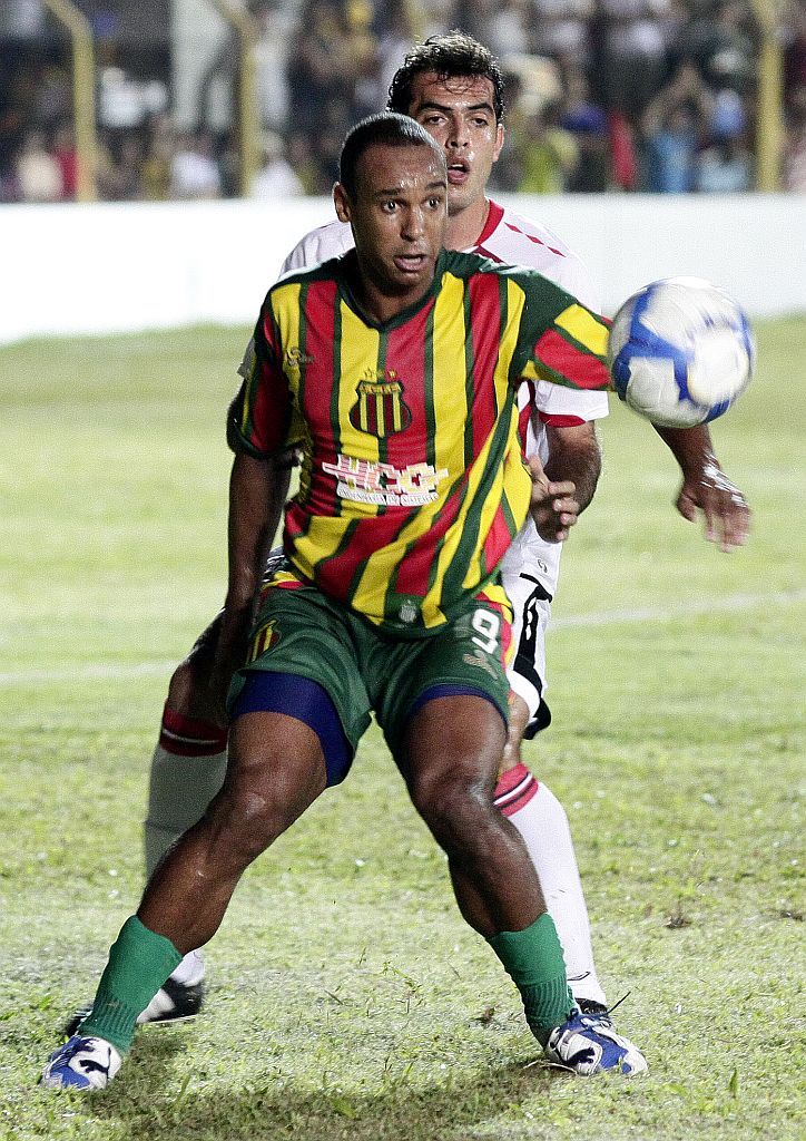 Selmir (ex-Atlético) é marcado por Rhodolfo, que fez um gol contra | Raimundo Paccó
