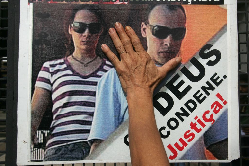 Cartaz com a imagem do casal Alexandre Nardoni e Anna Jatobá: familiares de acusados reclamam de possível condenação | Sérgio Neves/AE