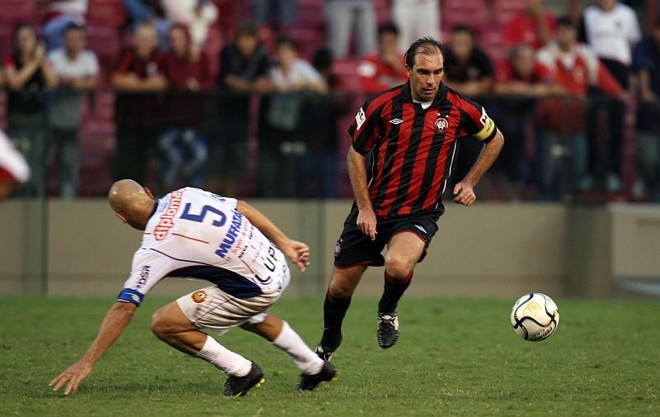 Presente x Passado: Paulo Baier, atual camisa 10 do Atlético, enfrenta Sidiclei, atualmente no Cascavel, volante atleticano no ano de 1996 |