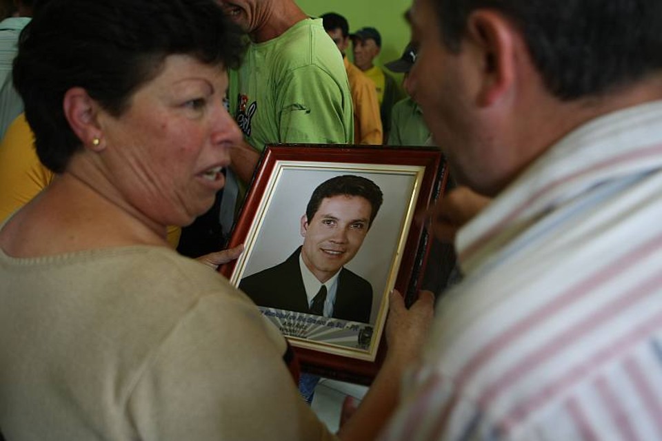 Pessoas observam o retrato de Adel Rutz no velório do prefeito de Rio Branco do Sul, que foi assassinado | Jonathan Campos / Agência de Notícias Gazeta do Povo