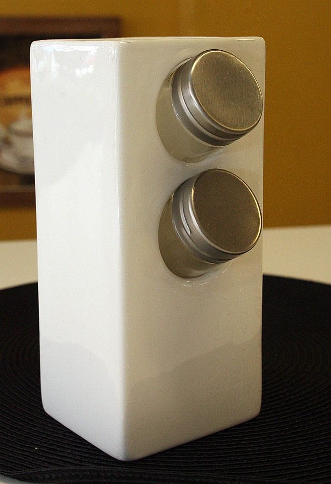 Porta-temperos com dois potinhos em base de louça branca. R$ 17, na Roca |