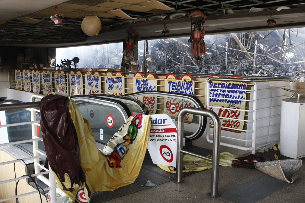 Chamas só foram controladas depois de oito horas de trabalho do Corpo de Bombeiros | Aniele Nascimento/Gazeta do Povo