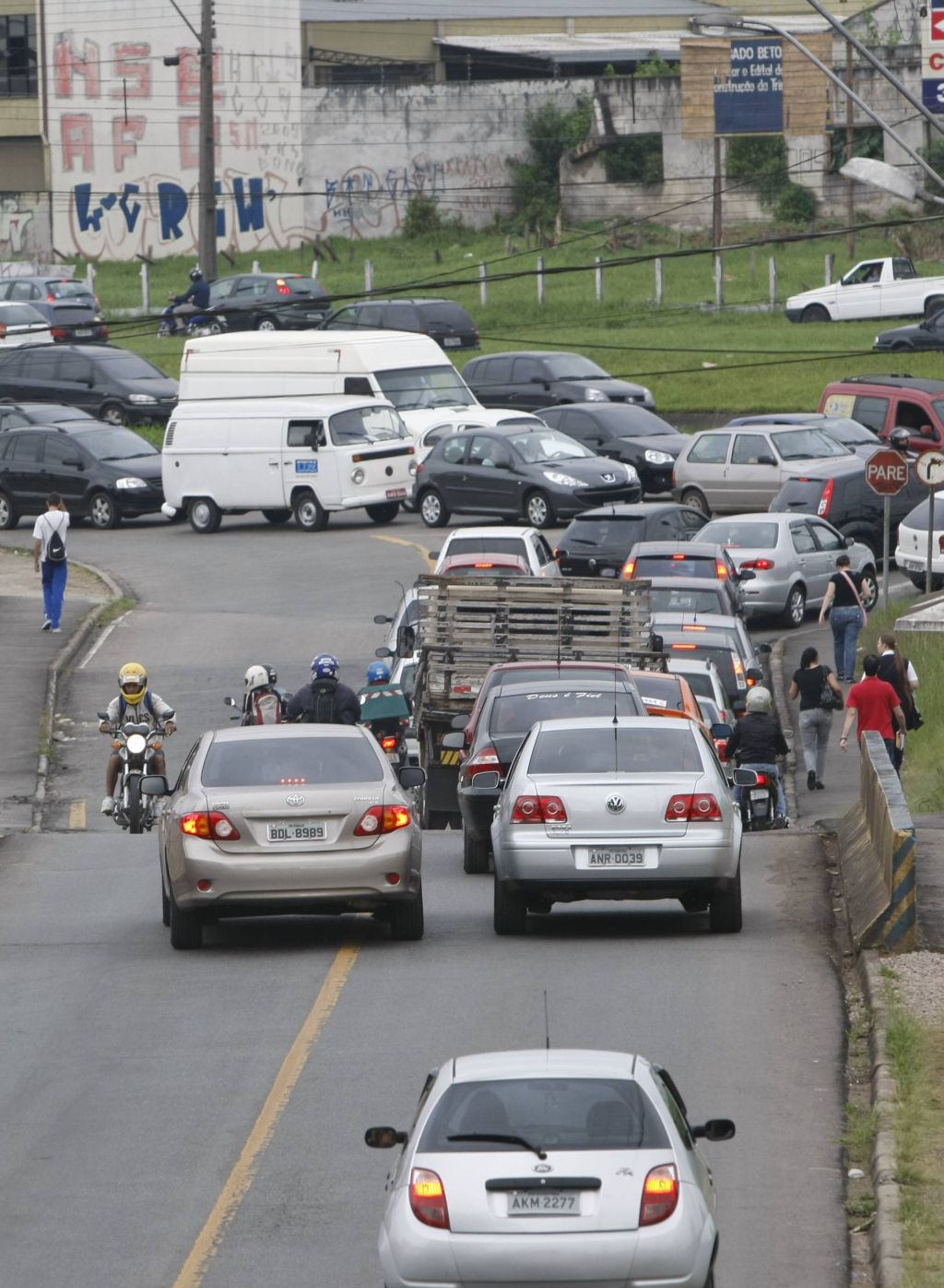 Ultrapassagens na contramão ou pelo acostamento são comuns na rotatória que liga o Bacacheri ao Bairro Alto hoje | Aniele Nascimento/Gazeta do Povo