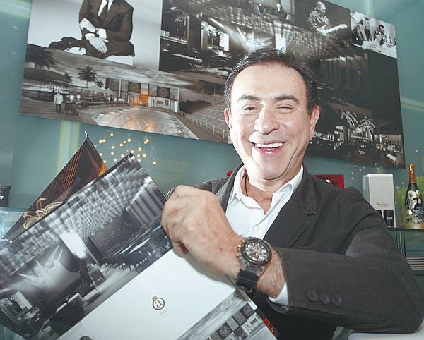 Amaury Júnior, no estúdio: smartphone com Android para pôr no ar as postagens | Wladimir de Souza/Diariosp