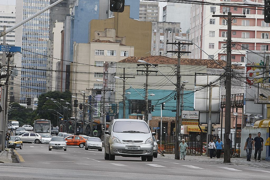 Rua Desembargador Westphalen: área comercial com intenso fluxo de carros e pedrestres | Aniele Nascimento/ Gazeta do Povo