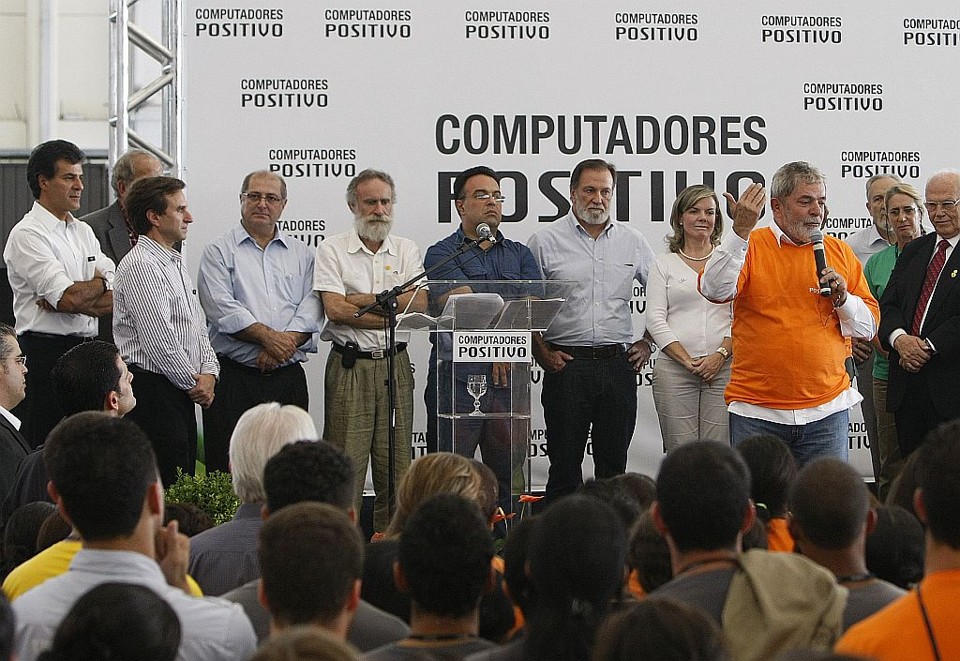 O palanque montado pela Positivo Informática estava repleto de petistas e reuniu os três principais pré-candidatos ao governo do estado: Beto Richa (à esq.), Osmar Dias (centro da foto) e Orlando Pessuti (que não aparece na imagem). Os aplausos a Beto foram um termômetro da popularidade que o prefeito têm na capital | Rodolfo Bührer/ Gazeta do Povo