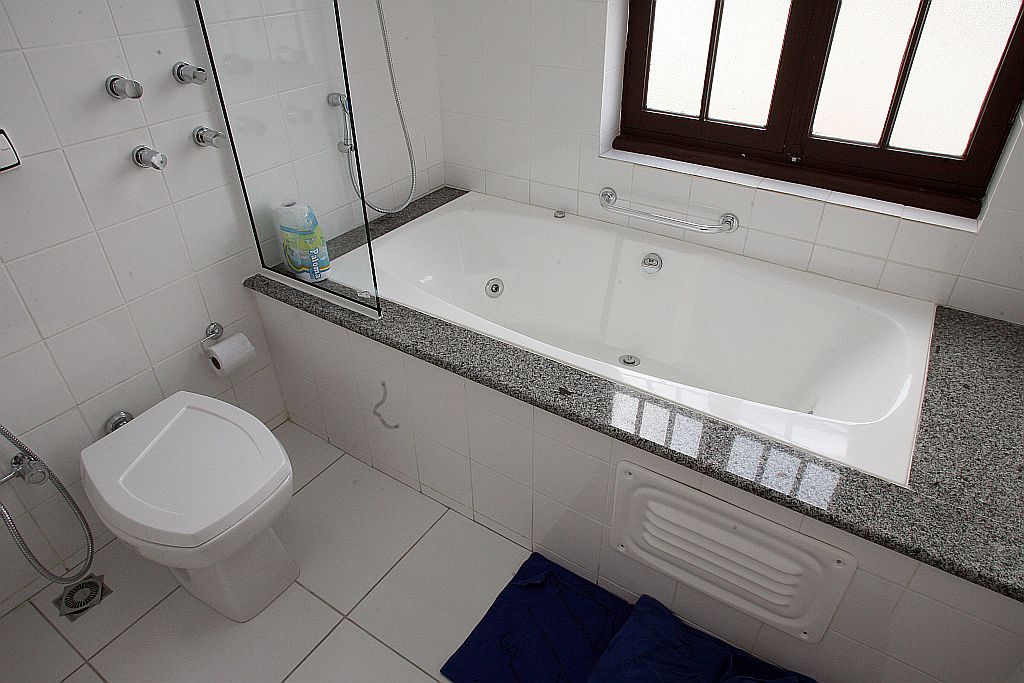 A água é aquecida a 360C para o parto, e a gestante fica de 3 a 5 horas na banheira. Depois de cada nascimento, o local é esterilizado | Hedeson Alves/Gazeta do Povo