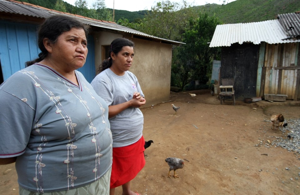 Jermina (esq.) e Vanilda Leal, agricultoras de Cerro Azul, moram em casebres de madeira e chão de terra batida, mas aparecem como beneficiárias de altos salários pagos pela Assembleia. Situação levou o MP a investigá-las. As duas ainda correm o risco de perder o Bolsa Família que as sustenta | Albari Rosa/ Gazeta do Povo