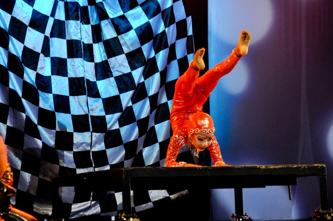 Menina mostra sua elasticidade no palco do