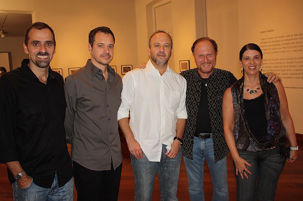 Marcelo Greco e Christian Maldonado (ambos à esq.), editores de portfólios da Schoeler Editions, os fotógrafos Bob Wolfenson (de branco) e Orlando Azevedo com a diretora da Casa Andrade Muricy, Lenora Pedroso, na abertura da Mostra Fotográfica Arte e Colecionismo, ontem à noite | Tiomkim