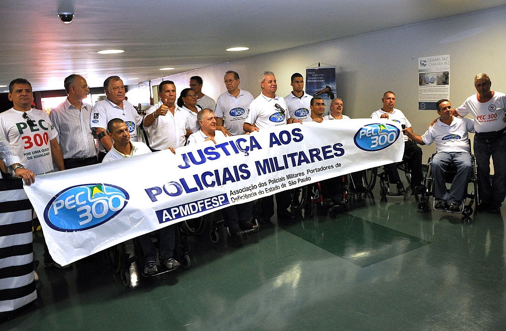 Lobby pró-PEC: PMs de São Paulo, alguns dos quais portadores de deficiência por terem sido baleados em serviço, durante protesto na Câmara dos Deputados, no último dia 2 de fevereiro | Laycer Thomas/Ag. Câmara