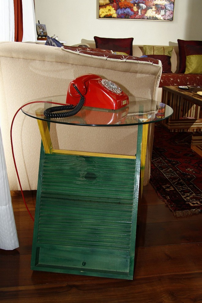 Mesinha montada com base de tábuas de lavar roupa usadas | 