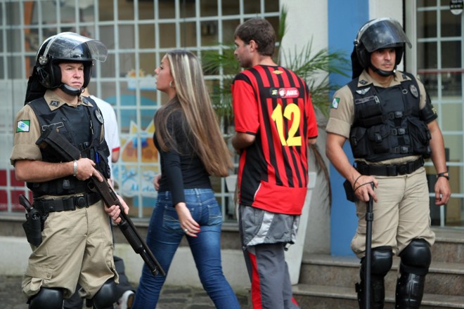 Paz, aliás, proporcionada por um reforçado efetivo policial nos arredores da Arena e em vários pontos da cidade | 