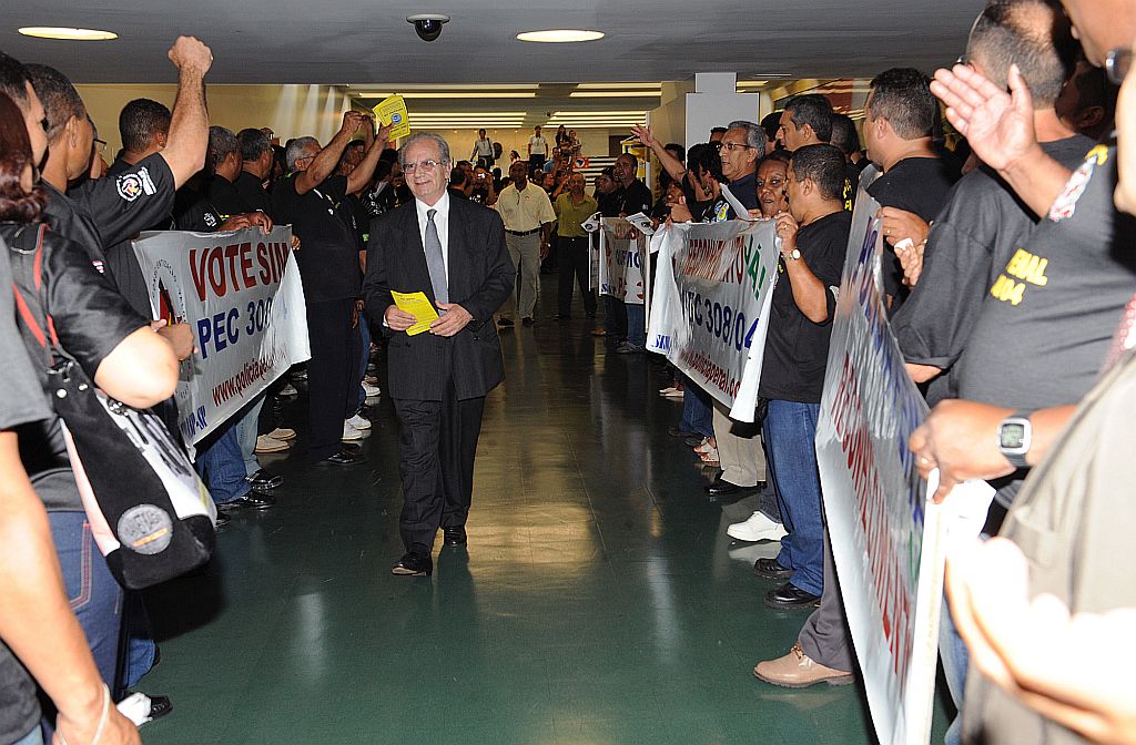 Deputado passa por corredor polonês de manifestantes que pressionam pela aprovação da PEC que permite à polícia penitenciária fazer a segurança dos presídios | Diógenes Santos/Ag. Câmara