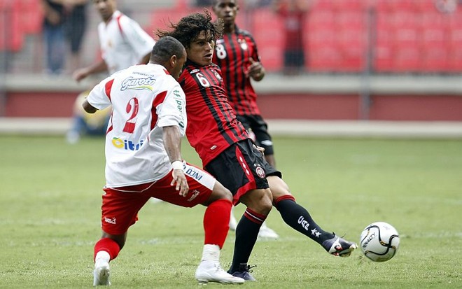 Márcio Azevedo duela com Daniel Marques: laterais fizeram boa partida no Atlético | 