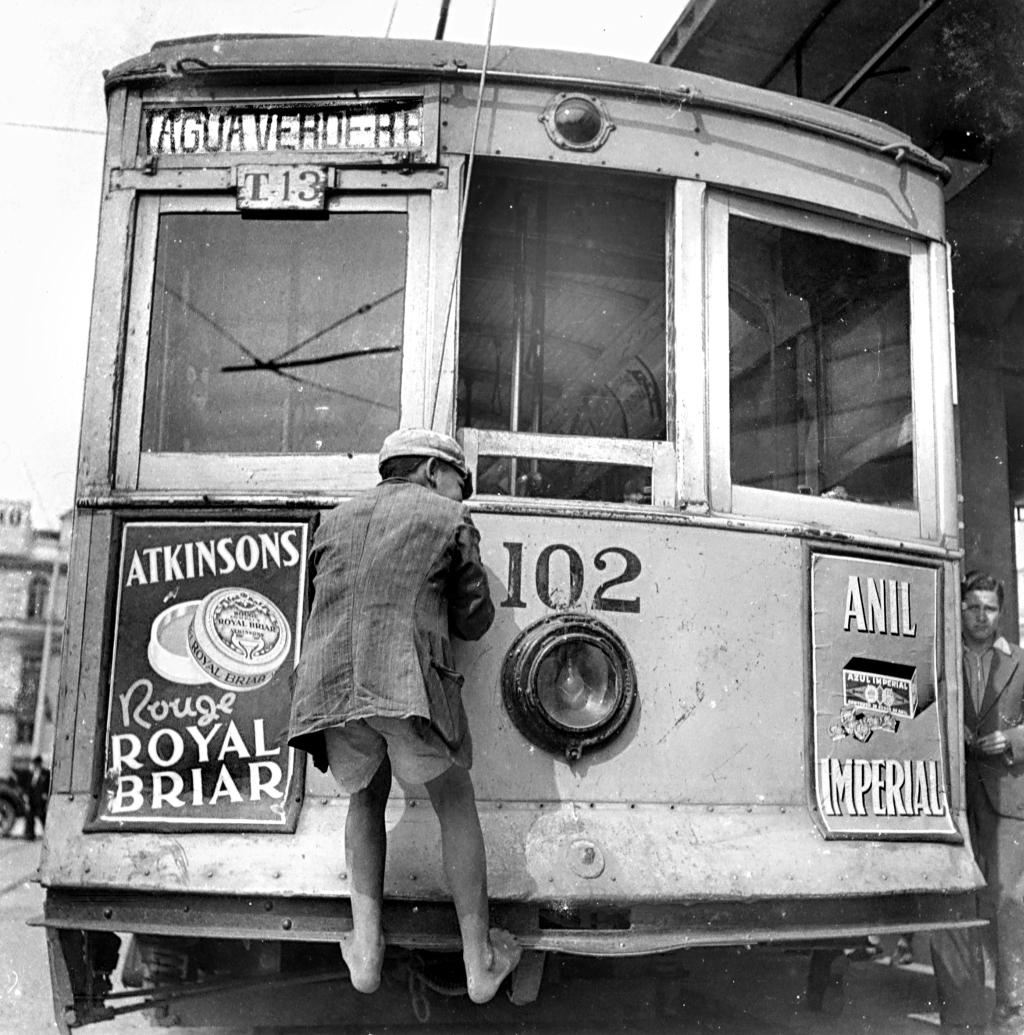 A dor de cabeça para os motorneiros era causada pela piazada que andava pendurada nas rabeiras dos bondes |
