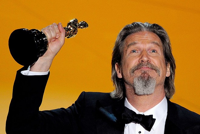 Jeff Bridges levantou a estatueta sobre a cabeça e agradeceu os pais |