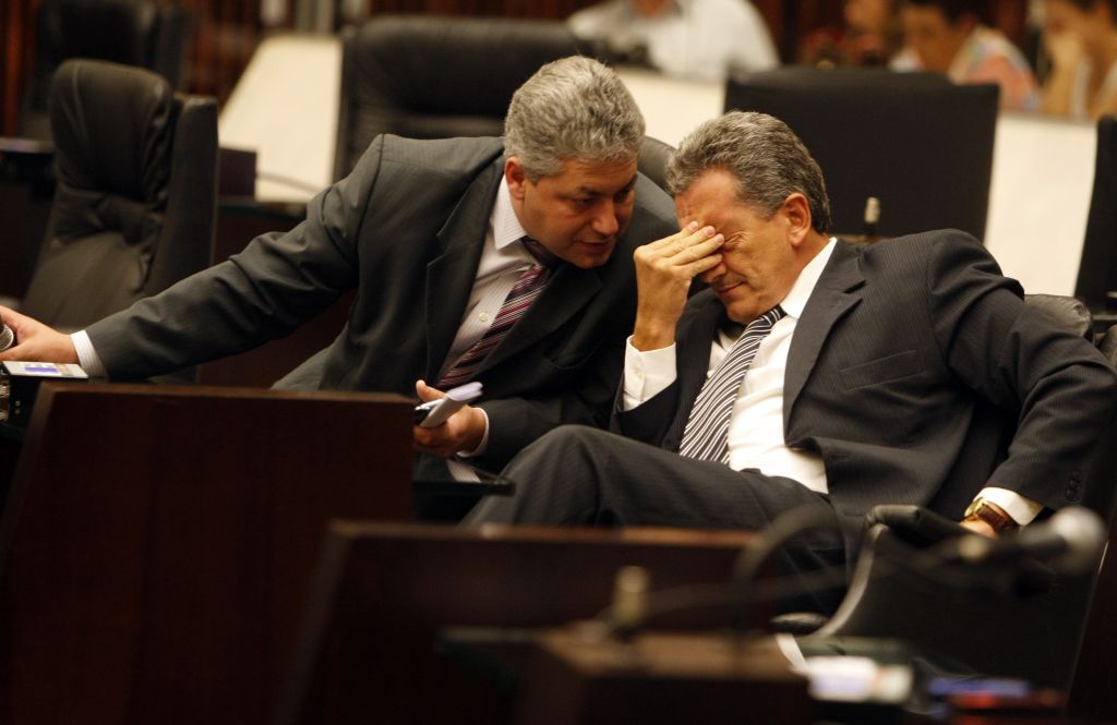 Jocelito Canto (à direita) conversa com o deputado Douglas Fabrício | Rodolfo Bührer/ Gazeta do Povo