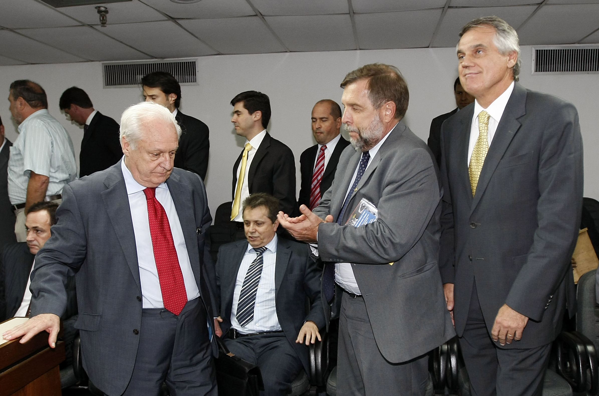 René Dotti (um dos advogados do Coritiba), Jair Cirino (sentado), Flávio Arns (senador) e Vilson Ribeiro de Andrade, vice-do Coritiba | Hedeson Alves / Agência de Notícias Gazeta do Povo