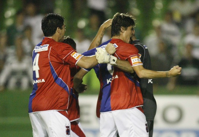 Quem comemorou muito também foi o goleiro Juninho e sua turma. Ele pegou o pênalti cobrado por Marcos Aurélio no começo do 2º tempo |