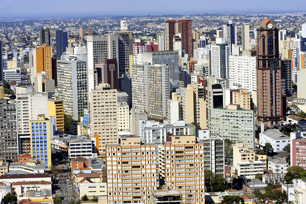 Vista aérea de Curitiba: administradoras de consórcios esperam que dobre o número de clientes que usam os recursos do fundo para quitar casas e apartamentos | Giuliano Gomes/Gazeta do Povo